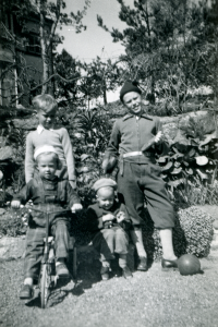 Gruppfoto utanför Villa Klippan på Banvägen (?). Från vänster Bjarne Karlsson,  på cykel Gunilla Karlsson, sittande Agneta Henningsson och stående med boll Karl-Ivar Lindblom. Bjarne, Gunilla och Karl-Ivar bodde i järnvägsbostäderna, Hövdingavägen, Agneta i Villa Klippan.