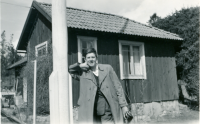 Åke Uddén, troligen slutet av 1950-talet eller början 1960-talet vid Villa Klippan. Uddén är kommunalpolitiker och en välkänd kulturpersonlighet i Vallentuna.