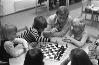 Vallentuna Schackklubb anordnar turnering för barn på Vallentuna bibliotek.
•Fotografiet ingår i bildserien ”Vardagsliv i Vallentuna kommun” av Rachael Gough-Azmier & Gunilla Blomé, Haga Studios HB.
