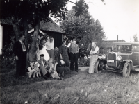 Utanför Klockargården i Markim. Från vänster Emma Holm vid trädet, Birger Holm, ?, Viktor Holm och Evert Holm vid bilen. Årtal ca 1935-1940.