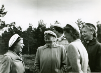 Medlemmar i Vallentuna Hembygdskör. Från vänster Irma Kullberg, Olga Jansson, Majken Jansson, ? Franzén och Siv Eriksson. Alla har sin sångarmössa på.