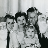 Fotografen och magikern Gunnar Kullberg med familj, Irma, Eddie och Thomas. Familjens julkort till vänner. Som magiker och illusionist tog Kullberg artistnamnet "Eddie Clark". Kullberg var en god pianist och gitarrist. 