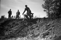 Per-Olof Karlsson på motorcykel kör motocross i grusgropen vid Nibble.