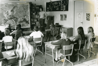 Össeby-Garns skola, dokumenterad en av de sista dagarna innan skolverksamheten läggs ner. Läraren Christer Bromander håller lektion i klass 4 KAA.
•Fotografiet ingår i bildserien ”Vardagsliv i Vallentuna kommun” av Rachael Gough-Azmier & Gunilla Blomé, Haga Studios HB.
