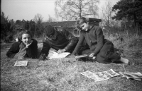 Barbro och Gunilla Bergström och Per-Olof Karlsson sitter i gräset och läser serietidningar. 