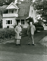 Carin och Sigfrid Johansson väntar på att vallokalen i Ormstaskolan ska öppna klockan 8. I bakgrunden till höger syns nya hus.
•Fotografiet ingår i bildserien ”Vardagsliv i Vallentuna kommun” av Rachael Gough-Azmier & Gunilla Blomé, Haga Studios HB.