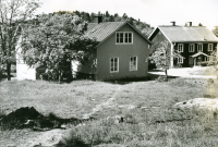 Össeby-Garns skola, dokumenterad en av de sista dagarna innan skolverksamheten läggs ner.
•Fotografiet ingår i bildserien ”Vardagsliv i Vallentuna kommun” av Rachael Gough-Azmier & Gunilla Blomé, Haga Studios HB.
