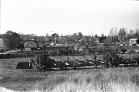 Odlingar. Saknar info om plats, samma plats som 8441.
•Fotografiet ingår i bildserien ”Vardagsliv i Vallentuna kommun” av Rachael Gough-Azmier & Gunilla Blomé, Haga Studios HB.
