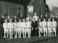 Kyrkoherde Sven Vängby tillsammans med konfirmanderna vid Vallentuna kyrka. Uppgift om fotoår saknas men troligen 1940-talet.