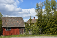 Byggnader vid Strömstorp, kallat Strömmen, i Frösunda församling. Strömstorp hörde till Lindholmens gård. Höga popplar och granar ger insynsskydd. 