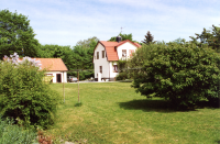 Mörbyvägen 3 i det så kallade trädgårdskvarteret som revs 2000. Huset byggdes 1923 som bostad för K E Karlsson med familj. Fastighetsbeteckning Rickeby 1:67. I trädgården fanns en hängalm med bord, belysning och infravärme, en gång planterad av K E Karlssons hustru. Trots stora protester revs trädgårdskvarteret, det sista området i Vallentuna som visade på den villastad samhället en gång varit. De nya husen började byggas av Skanska sent under hösten 2000.