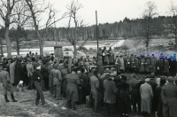 Auktion i Vallentuna på 1950-talet. Försäljning av boskap. Auktionsförrättare var Sven Wahlström. Platsen / gården okänd.