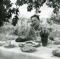 Margareta-kaffe under "fruntimmersveckan" i trädgården vid Rosenhill. Lärarinnan Edit Lindström sitter till bords. I villa Rosenhill bodde Fridolf och Margareta "Lillan" Thomsson med dottern Kristina ”Kia”.