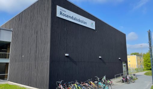 Bild på Rosendalsskolans byggnad och skylt med skolans namn.