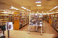 Bibliotekets lokaler i förvaltningshuset Tärningen i augusti 2012. Lokalhistoriska avdelningen, Vallentuniana. Biblioteket invigdes i Tärningen oktober 1982. Trettio år senare gick flytten till nybyggda lokaler i Vallentuna Kulturhus som invigdes i november 2012.