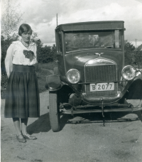 Edit Lindström född 1897, lärarinna vid Hjälmsta skola, fotograferas bredvid Sten-Erik Lindströms T-Ford. 1920-tal?