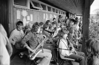 Sommarfest vid Kvarnbadet med musik och sång. Blåsorkester med barn och ungdomar uppträder. 
•Fotografiet ingår i bildserien ”Vardagsliv i Vallentuna kommun” av Rachael Gough-Azmier & Gunilla Blomé, Haga Studios HB.
