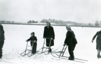 Sparktur på Vallentunasjön ca 1955. I mitten Elisabeth Henningsson och till vänster dottern Agneta född 1950. Damen på sparken till höger är okänd.