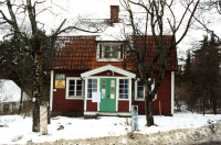 Här i huset på Mörbyvägen 7 låg tidigare second hand-butiken Loppan. Fastighetsbeteckningen var Rickeby 1:127. I huset bodde en gång familjen Adolfsson, varför äldre Vallentunabor kallade huset "Adolfssons". Under senare år var huset känt som "Loppan". Huset låg i det så kallade trädgårdskvarteret som revs i april 2000 efter stora protester eftersom husen i kvarteret var de sista som visade på den villastadsbebyggelse som tidigare fanns i centrala Vallentuna. Loppan-butiken huserade tidigare i en fastighet på Sommarvägen 23 som revs hösten 1985 inför byggstart av flerfamiljshus i kvarteret.