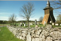 Bogårdsmuren vid Orkesta kyrka och klockstapeln.