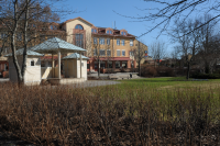 Kommunalhusparken i Vallentuna centrum med scenen till vänster. I bakgrunden syns hus vid Allévägen.
