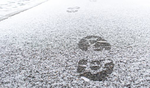 Ett fotspår i snön.