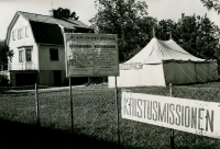 Kristusmissionens tältkampanj på Sommarvägen 19 i Vallentuna.
•Fotografiet ingår i bildserien ”Vardagsliv i Vallentuna kommun” av Rachael Gough-Azmier & Gunilla Blomé, Haga Studios HB.