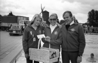 Sommarfest vid Kvarnbadet med musik och sång. Tre representanter från Vallentuna Simklubb. 
•Fotografiet ingår i bildserien ”Vardagsliv i Vallentuna kommun” av Rachael Gough-Azmier & Gunilla Blomé, Haga Studios HB.
