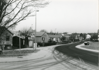 Vy från Centralvägen mot Gärdesvägen tidigt 1990-tal. Till vänster syns villorna på Prästgårdsgärdet med adresser som Sommarvägen, Höstvägen och Vintervägen byggda i början av 1950-talet. Längst bak till höger i bild skymtar montör Karlssons vita villa, som de sista åren innan fastigheten revs 2021, inhyste pizzeria Vallento. 