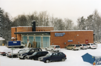 Vallentuna glasmästeri AB flyttade in i gamla brandstationen vid Olsborgsvägen / Karlbergsvägen i början av 1985. Lokalen har även under en period använts som garage för Vallentuna buss & taxi. Vallentuna brandstation flyttade till nya större lokaler vid Lindholmsvägen / Angarnsvägen som invigdes 1979. Se även flygfoto med löpnr 197.