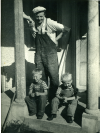 Evert Holm med pojkarna Gunnar Wetterqvist (sommarbarn från Stockholm under minst 10 år i rad) och Lennart Holm utanför Solbacken. Markim. 