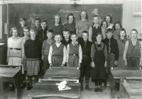 Skolfotografi Hjälmsta skola. Lärarinnan Edit Lindström fotograferas med klass 5 höstterminen 1934.