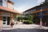 När Vallentuna kommun byggde nytt kommunalhus vid Tuna torg fick Posten flytta in på bottenplanet i hörnet mot Centralvägen / Skördevägen. Postkontoret öppnades den 23 november 1987. Vy mot Tuna torg. Till höger ligger Tunahuset.