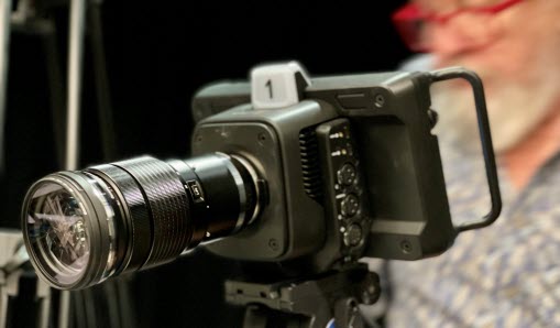 Videokamera som filmar kommunfullmäktige