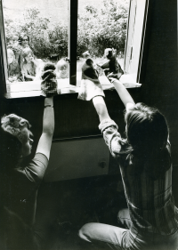 En gårdsfest anordnas för Svenska Missionsförbundets Ungdom, SMU, vid missionskyrkans hus på Olsborgsvägen. Dockteater spelas från ett öppet fönster.
•Fotografiet ingår i bildserien ”Vardagsliv i Vallentuna kommun” av Rachael Gough-Azmier & Gunilla Blomé, Haga Studios HB.