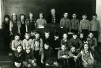 Klass 1 och 2 i Kårsta skola småskolan, läsåret 1952-1953.
Från vänster, övre raden: Britt-Mari Wennberg, Sirrka Forsberg, Lena Lundin, Inger Andersson, Anita Wennström, lärarinnan Jenny Johansson, Per Wallin, Lars Wallin, Björn Nyberg och Clarence Söderström.
Mittenraden: Roland Eriksson, Torbjörn Eriksson, Staffan Stolpe, Urpo Tanskanen, 
Anders Lindgren, Lennart Jansson, Bernt Öhman, Åke Jansson och Leif Anderberg.
Nedre raden: Marianne Jungstedt, lngrid Wennström , Åsa Ahlgren, Lisbeth Hedlund, 
Tommy Söder, Birger Nyberg och Anita Johansson.
Uppgifter och original: Roland Eriksson