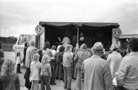 Sommarfest vid Kvarnbadet med musik och sång.
•Fotografiet ingår i bildserien ”Vardagsliv i Vallentuna kommun” av Rachael Gough-Azmier & Gunilla Blomé, Haga Studios HB.
