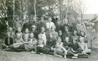 Skolfotografi Hjälmsta skola. Lärarinnan Hanna Krantz fotograferas med klass 4, läsåret 1926-1927.