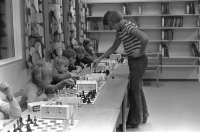 Vallentuna Schackklubb anordnar turnering för barn på Vallentuna bibliotek.
•Fotografiet ingår i bildserien ”Vardagsliv i Vallentuna kommun” av Rachael Gough-Azmier & Gunilla Blomé, Haga Studios HB.
