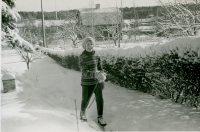 Agneta Henningsson gift Nohrlander, på skidor vid Villa Klippan på Banvägen i början av 1960-talet. På Klippans plats finns sedan 1969 förskolan Videgården. I bakgrunden syns Villa Klingsborg. Familjen Wickströms hus syns i bakgrunden.