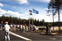 Många är på plats när Arningeleden invigs i juni 1999. Arningeleden byggdes efter många och långa diskussioner och stridigheter för att minska biltrafiken genom Täby kyrkby och öka tillgängligheten för transporter till Vallentuna. Vägen drogs fram i naturmark och några gamla fastigheter med uppvuxna trädgårdar fick rivas, bland annat Kristineberg vid Fågelsångsvägen.