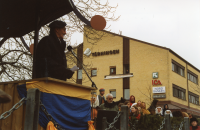 Invigning av firandet "800 år Vallentuna 1998" vid Paviljongen på Tuna torg den 25 mars 1998. Landshövding Ulf Adelsohn invigningstalar. 

800-årsjubileet 1998 firades med anledning av Vallentunakalendariet från 1198, som kan vara den äldsta boken präntad i Sverige.