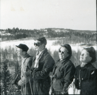 Från vänster Fridolf Thomsson, Ulf Lindström, Margareta Thomsson (född Lindström) och Edit Lindström på skidtur. Familjen Lindström bodde i villa Marieborg i centrala Vallentuna. Edit var lärarinna i Hjälmsta skola.