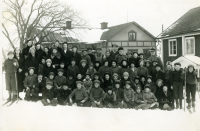 Össeby-Garns skola klassfoto. Många namn saknas. Främre raden från vänster: 1 Conny Almén, 2 okänd, 3 okänd, 4 Ingvar, 5 Bertil B, 6 Hans Lindblom, 7 okänd, 8 Kerstin Karlsson, 9 okänd, 10 Beatrice Hoffman.
Andra raden från vänster: 1 på skidor Arne Gustafsson, 2 okänd, 3 okänd, 4 Karl-Erik Karlsson, 5 okänd,  6 okänd, 7 okänd, 8 Siv Kraemer, 9 okänd, 10 Gun Gustafsson, 11 okänd, 12 Dagmar Fogelström, 13 okänd, 14 okänd, 15 Ann-Britt Degling.
Tredje raden från vänster: 1 lärare okänd, 2 lärarinnan Nanny Skoglund, 3 okänd, 4 okänd, 5 okänd,  6 okänd, 7 okänd, 8 okänd, 9 Bertil Johansson, 10 okänd, 11 Verner Axén, 12 Henry Bergqvist, 13 lärare Gösta Sahlin.